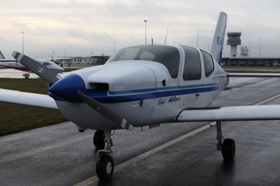 Socata TB-9 Tampico Club OY-CDU set skråt forfra
